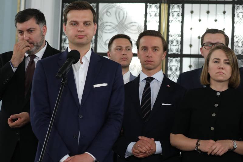 Posłowie Konfederacji skarżą się na cieknący dach w sejmie