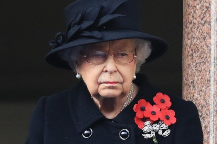 Zdjęcie samotnej królowej Elżbiety przejdzie do historii.