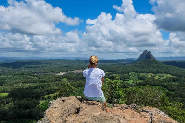Julia: "Są takie miejsca na świecie, z którymi warto być sam na sam, żeby poczuć ich magię. Dla mnie to Machu Pichu, Uluru i Glass House Mountains (na zdjęciu) - góry, które mam 'tuż za rogiem'”