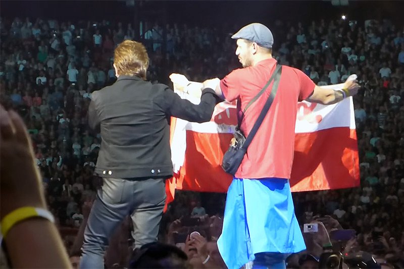 Podczas niedzielnego koncertu w Amsterdamie Bono z zespołu U2 wyraził swoje wsparcie dla "braci i sióstr w Polsce, którym zabiera się ich wolność".