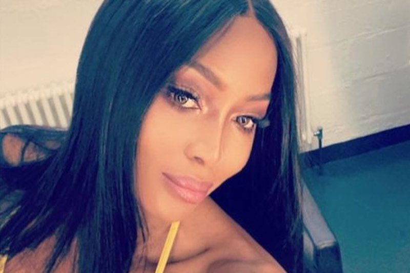 Naomi Campbell dmucha na zimne