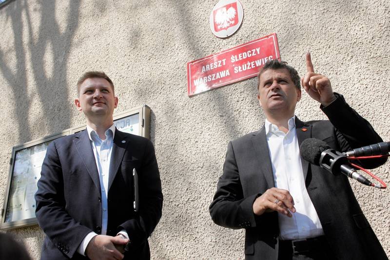 Janusz Palikot na briefingu przed Aresztem Śledczym w Warszawie