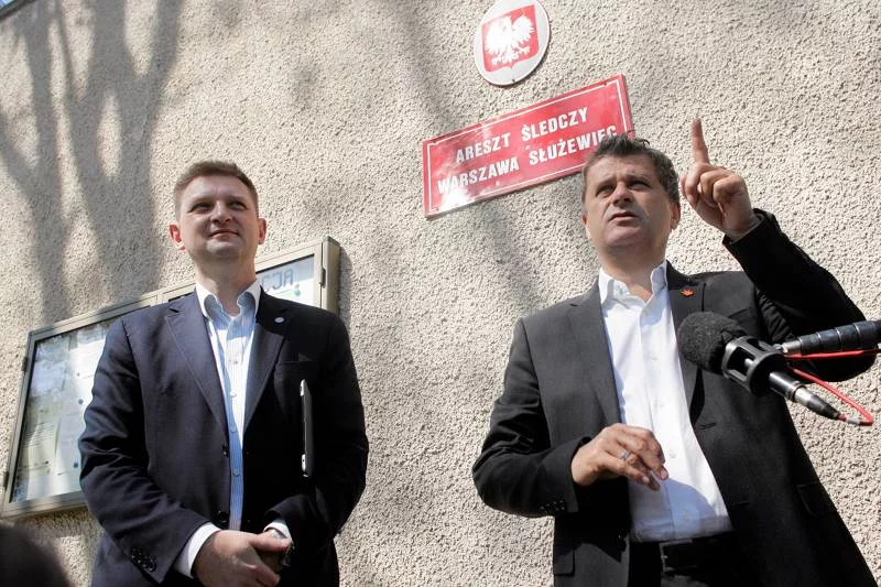 Janusz Palikot na briefingu przed Aresztem Śledczym w Warszawie