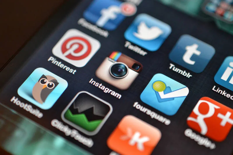 Instagram i inne portale społecznościowe są dostępne dziś niemal wszędzie. Każdy może je sprawdzić w swoim smartfonie