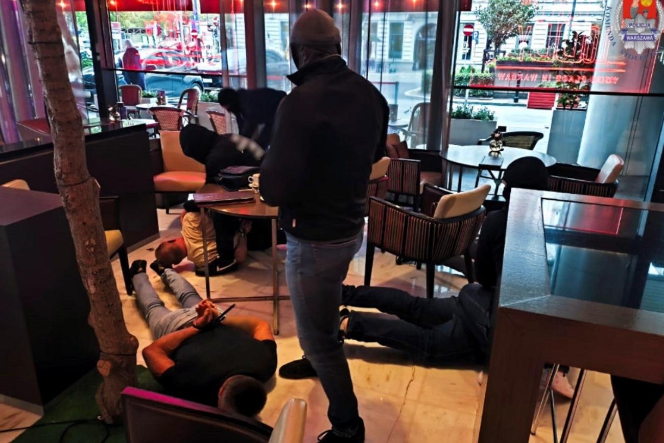 Duża akcja policji w hotelu w Warszawie. Zatrzymali m.in. "Słowika"
