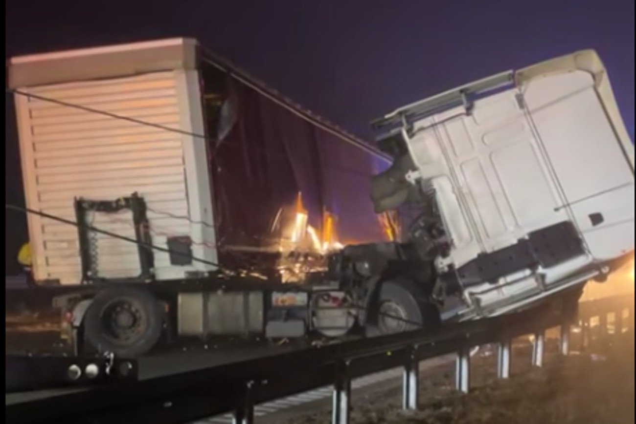 A1 – TIR-y zderzyły się we mgle.