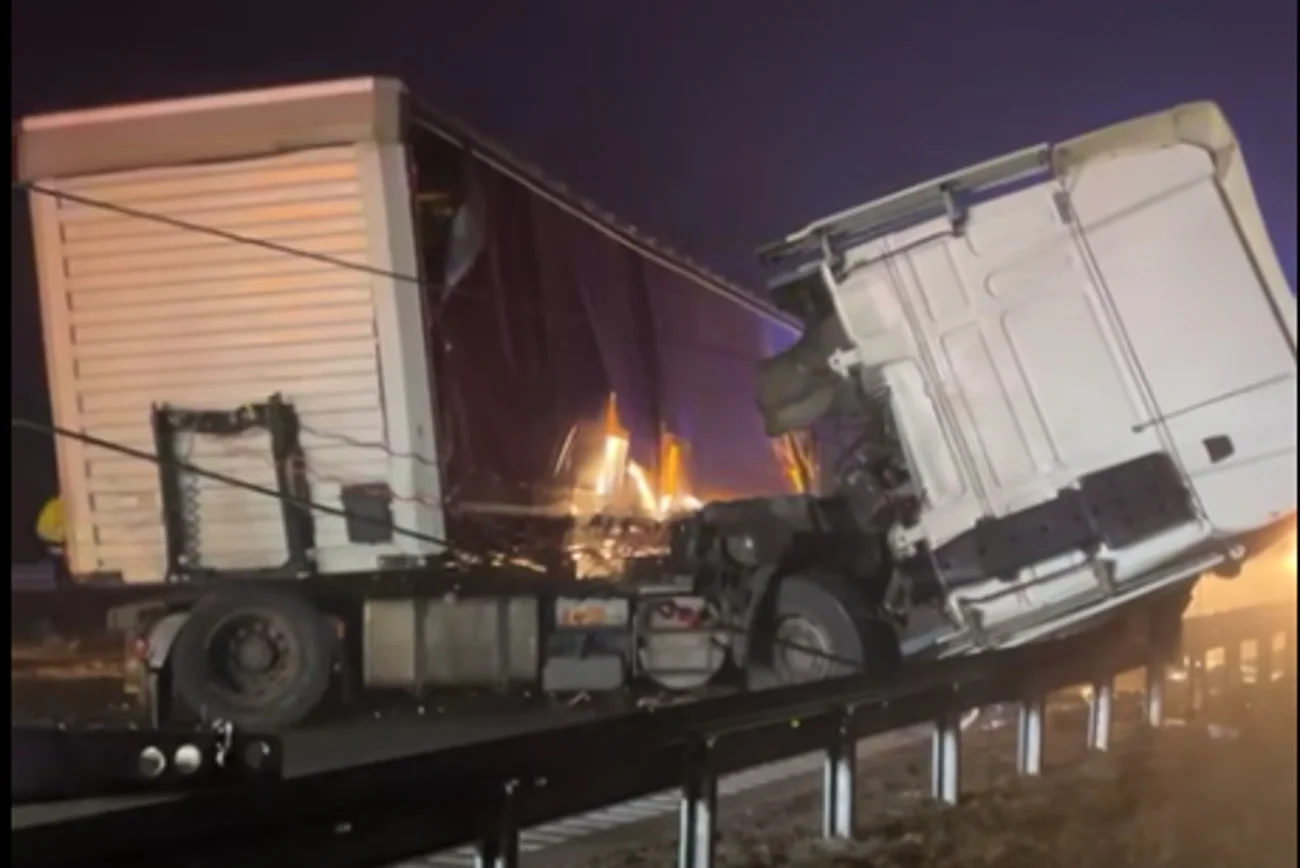 A1 – TIR-y zderzyły się we mgle.