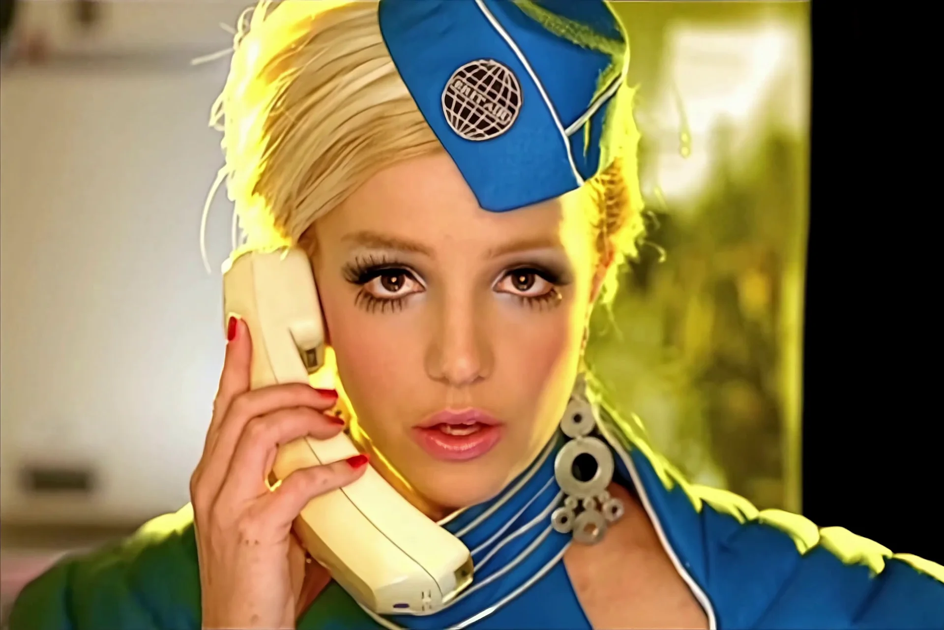 Britney Spears w teledysku do "Toxic".