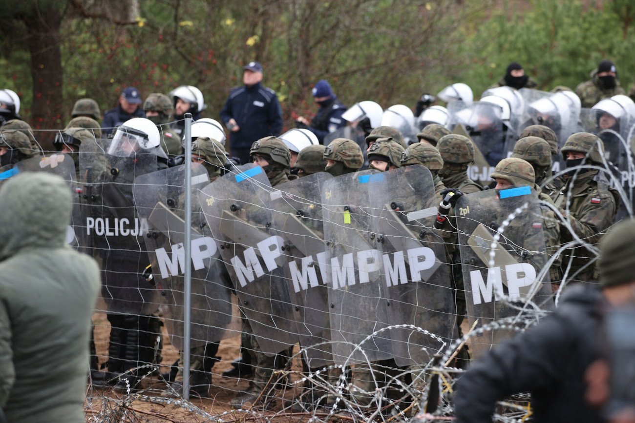 Funkcjonariuszka Straży Granicznej z Placówki z Kuźnicy została poszkodowana podczas ataku cudzoziemców na polską granicę.