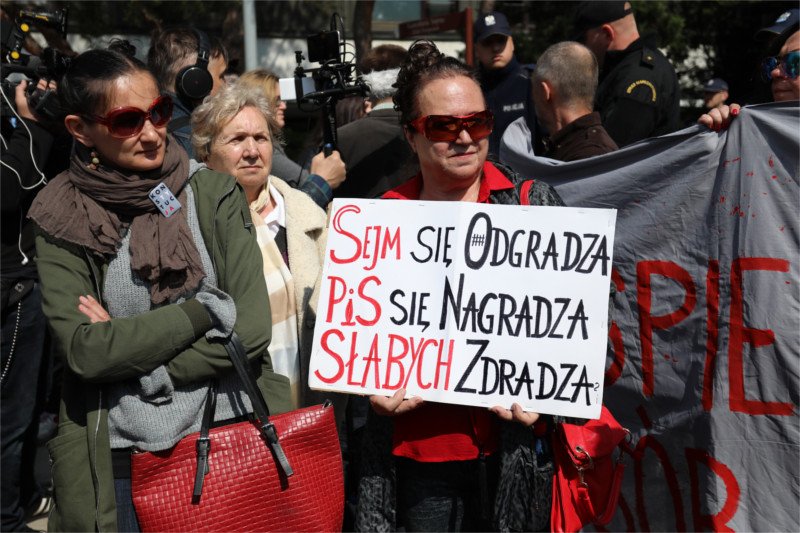 Zadanie było proste, wymagało tylko zwykłej empatii, a wyszło nijak. A ten obrazek sprzed Sejmu oddaje więcej niż 1000 słów.