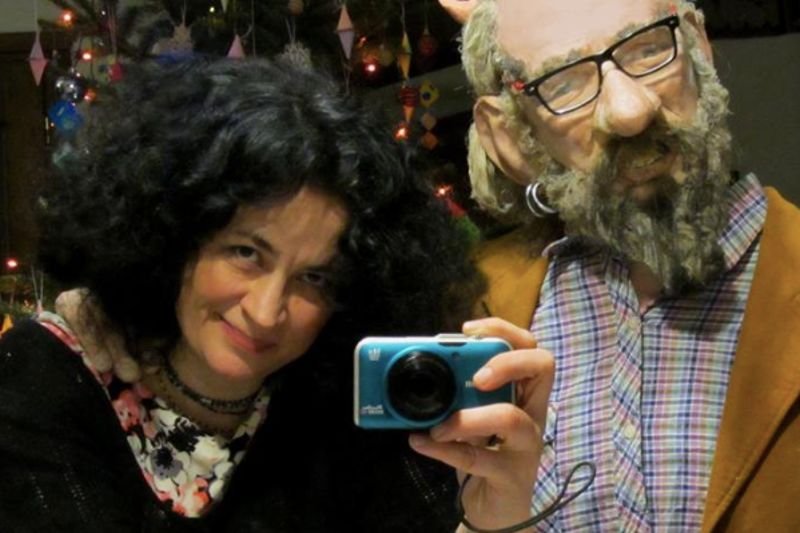 Barbara Piela w towarzystwie "plastusia", który przypomina Mateusza Kijowskiego, byłego przewodniczącego KOD.