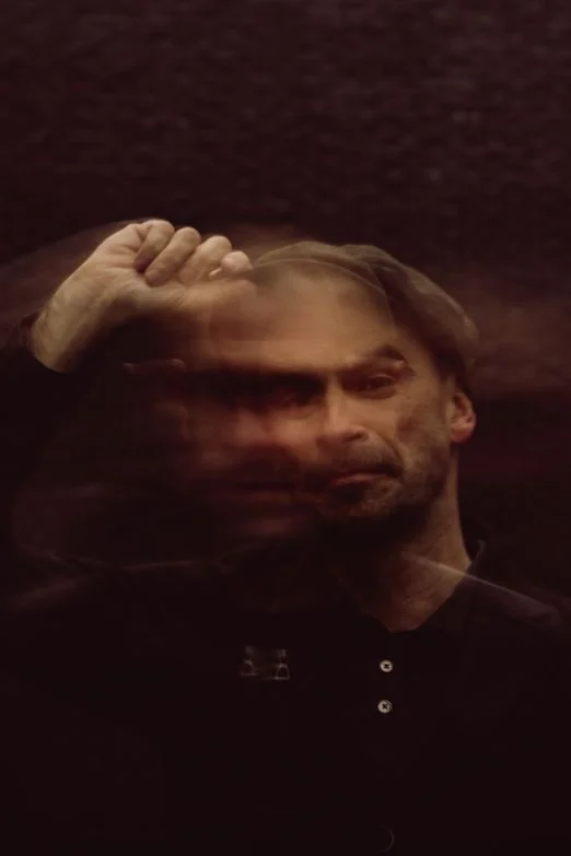 Czapki z głów – nadchodzi artysta
