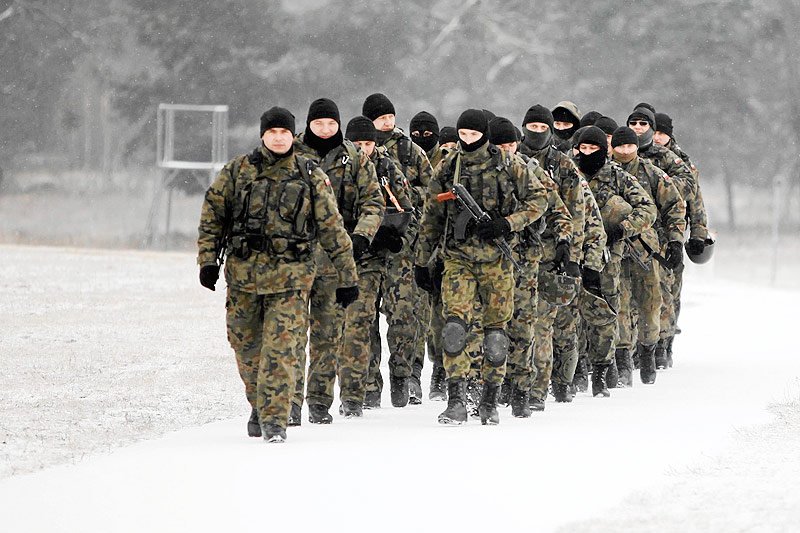 Niezatrudnieni na etatach po powrocie z ćwiczeń wojskowych mogą stracić pracę. Prawo stanowczo chroni posady tylko posiadaczy umów o pracę.