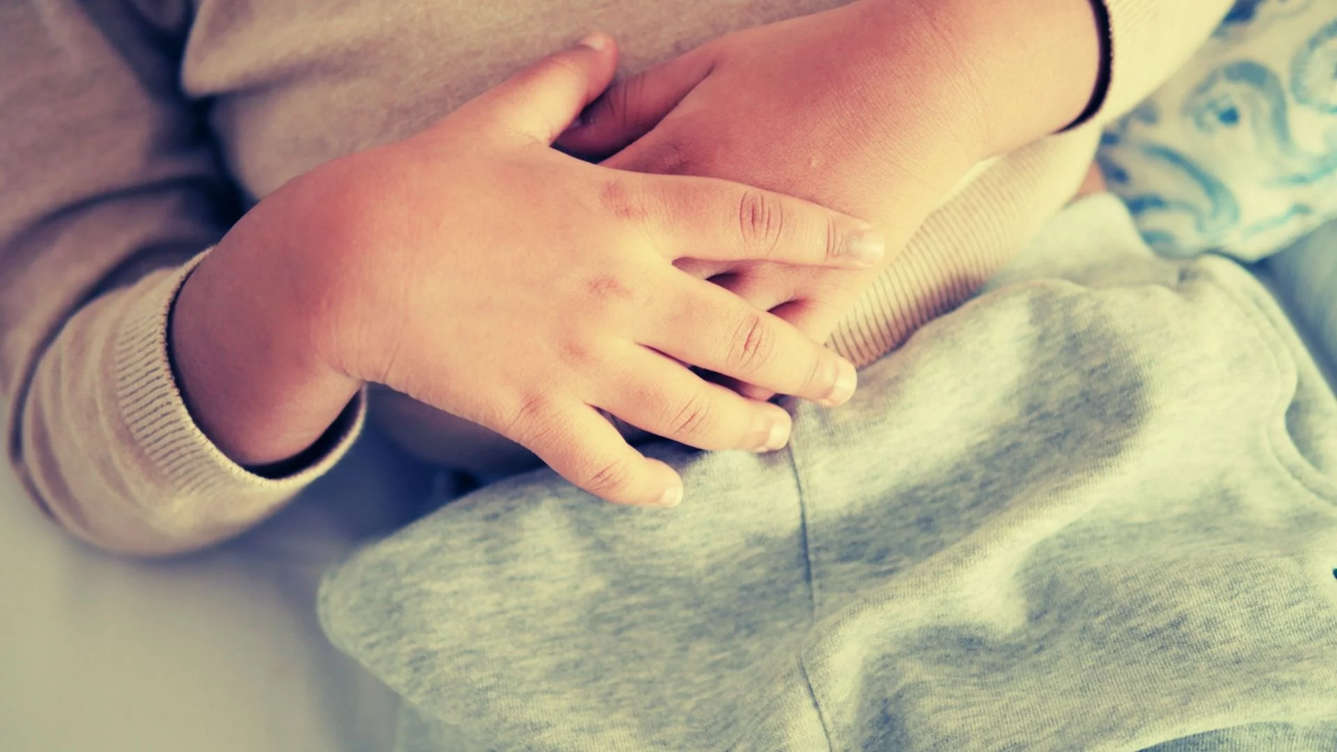 Brzuch malego dziecka Dziecko trzymające się za brzuch