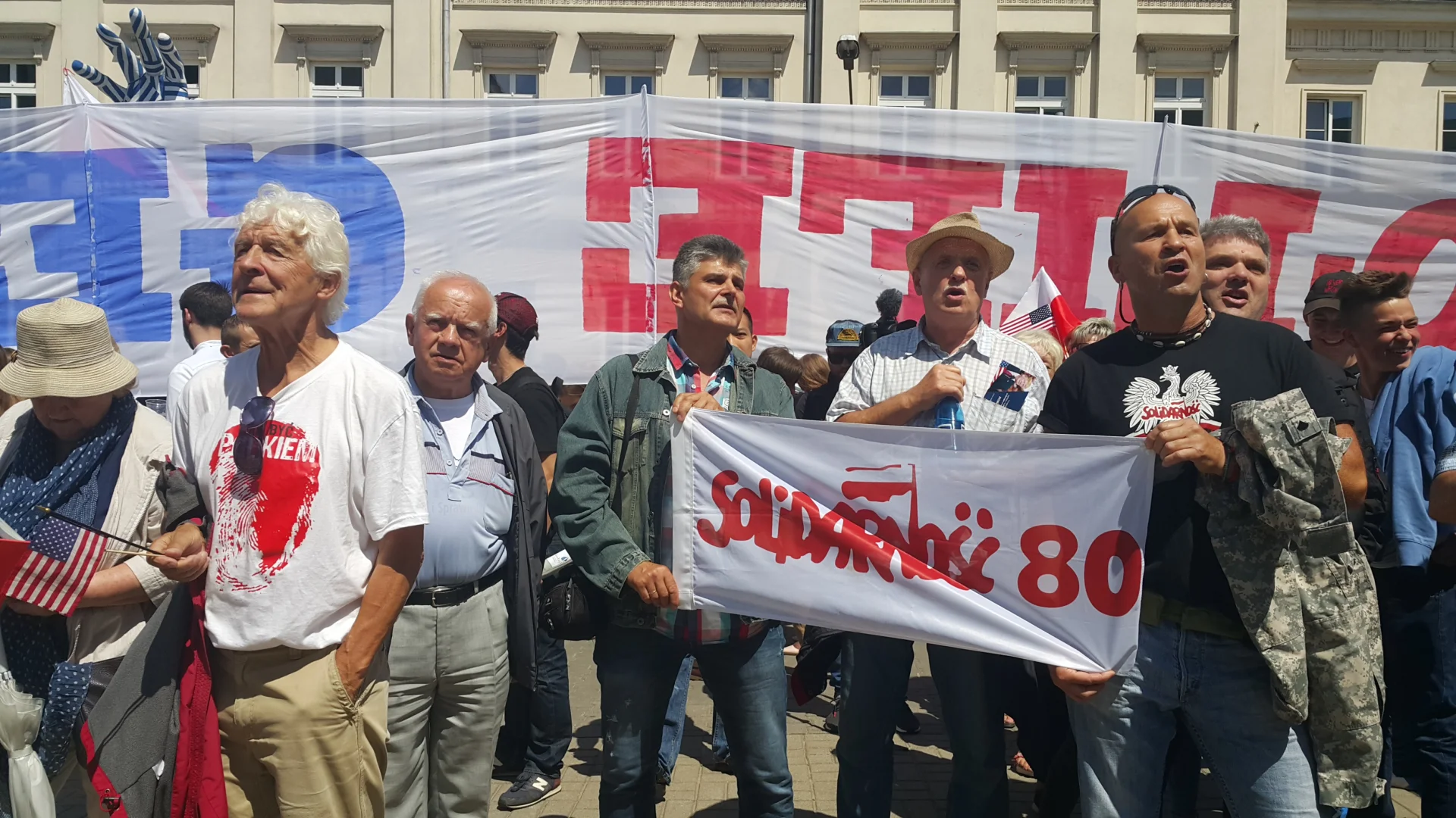Panowie skupieni wokół logo NSZZ "Solidarność" próbowali zagłuszyć kobiety upominające się o swoje prawa okrzykami "jesteś brzydka! jesteś brzydka".