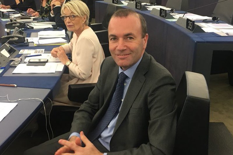Manfred Weber zaatakował premiera Morawieckiego