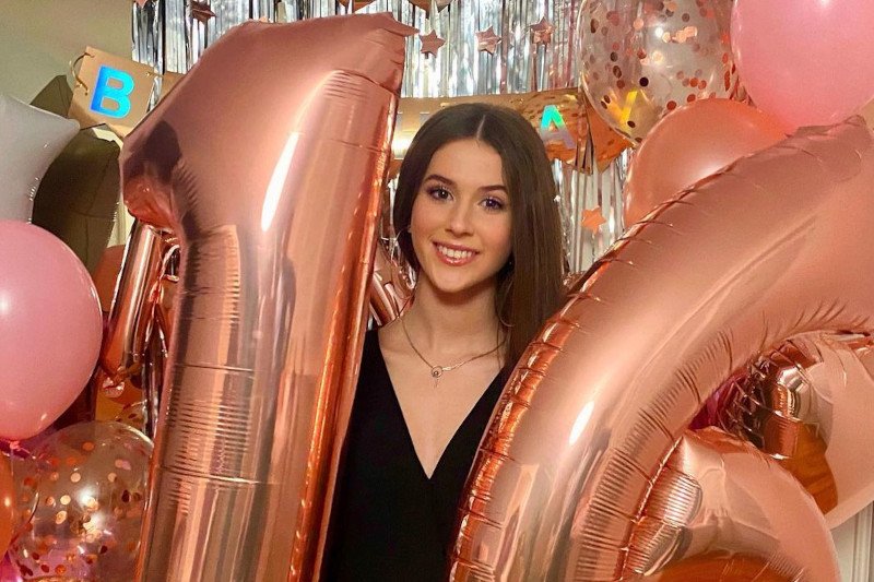 Roxana Węgiel skoczyła 16 lat. Oto jak zmieniła się od pierwszego występu na scenie.