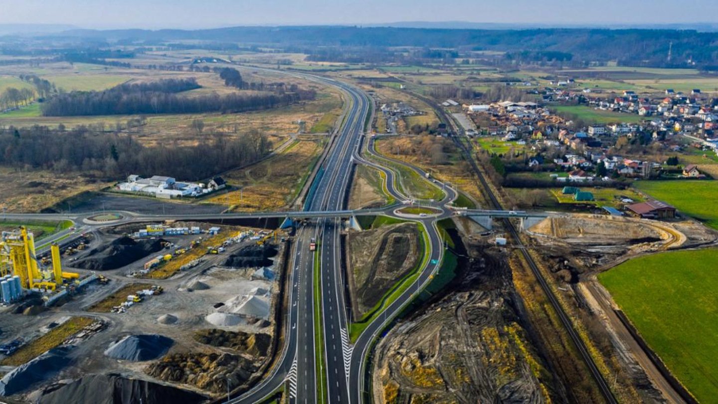 Drogowcy pochwalili się "atomową" drogą. Jej budowa jest na ostatniej prostej