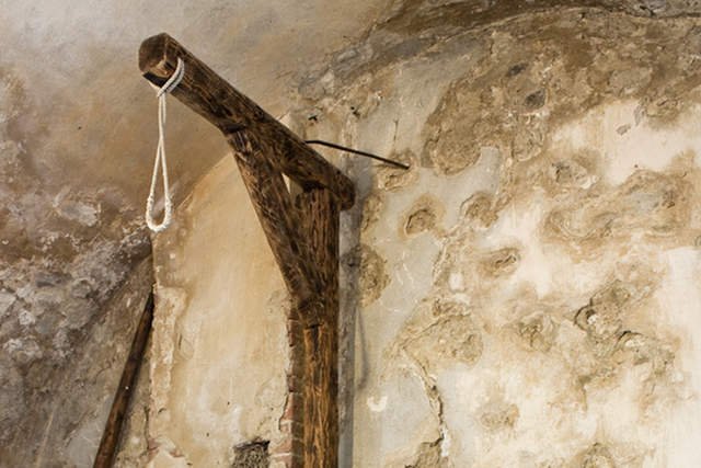 Ali Reza przeżył swoją [url=http://www.shutterstock.com/pic-29893732/stock-photo-justice-room-in-medieval-castle.html?src=cUMJaGFrt0jPDKPaVzH7Dw-3-15]egzekucję[/url], ale sędzia chce przeprowadzić drugą, żeby skazaniec otrzymał karę.