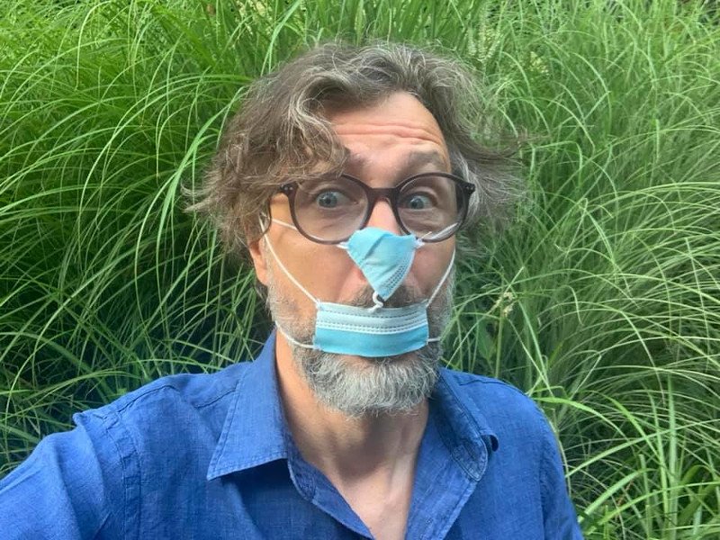 Szymon Majewski zadrwił z wyrzuconego z IKEI za brak maseczki Tomasza Karolaka.