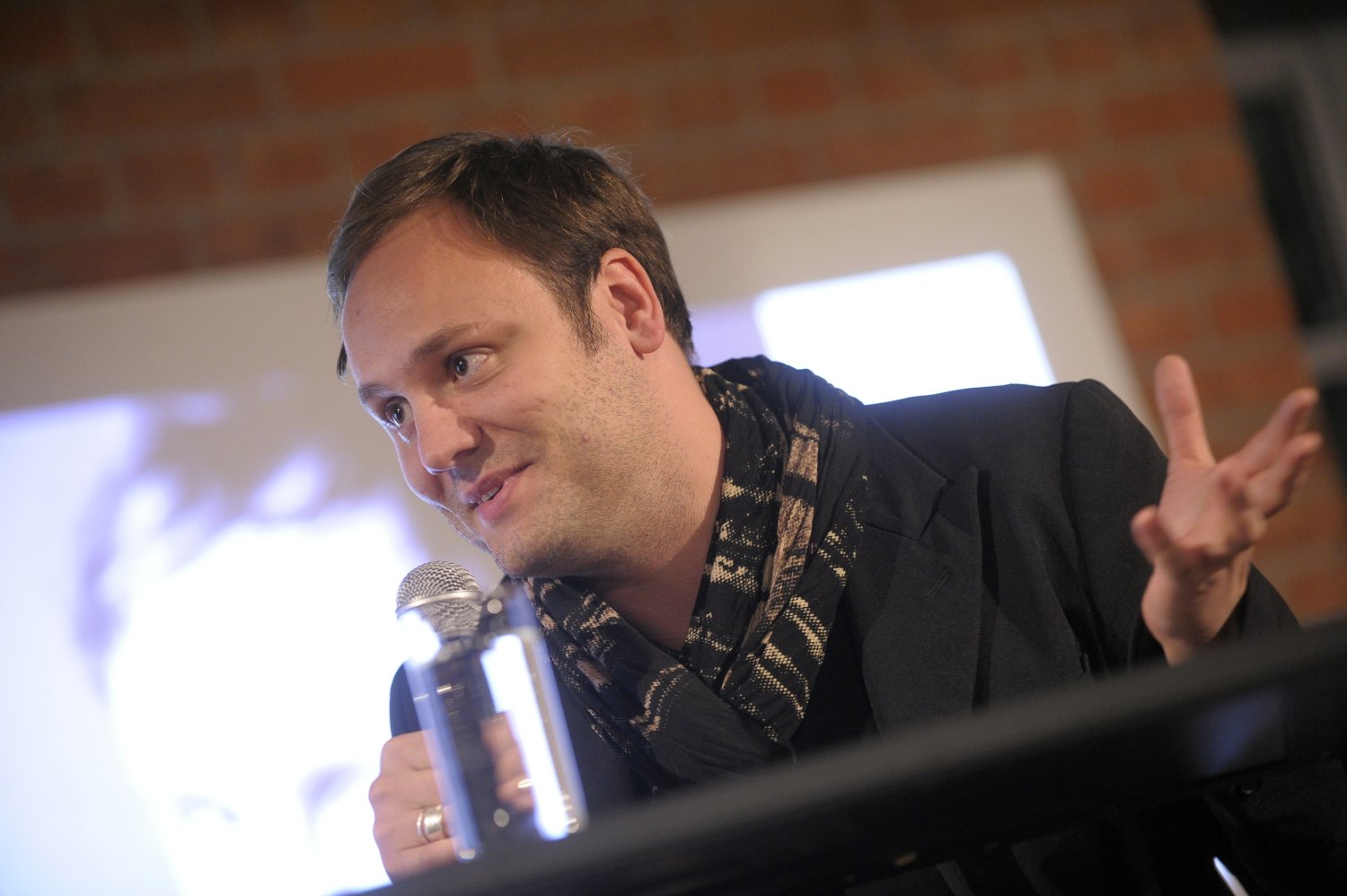 Nicholas Kirkwood podczas wykładu w ramach AFF Open University