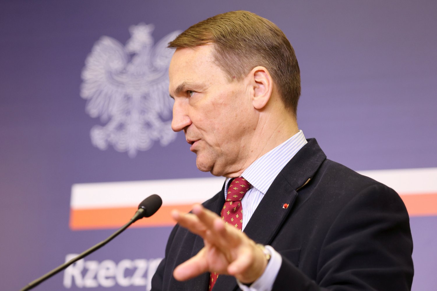 Szef MSZ Radosław Sikorski na konferencji prasowej.