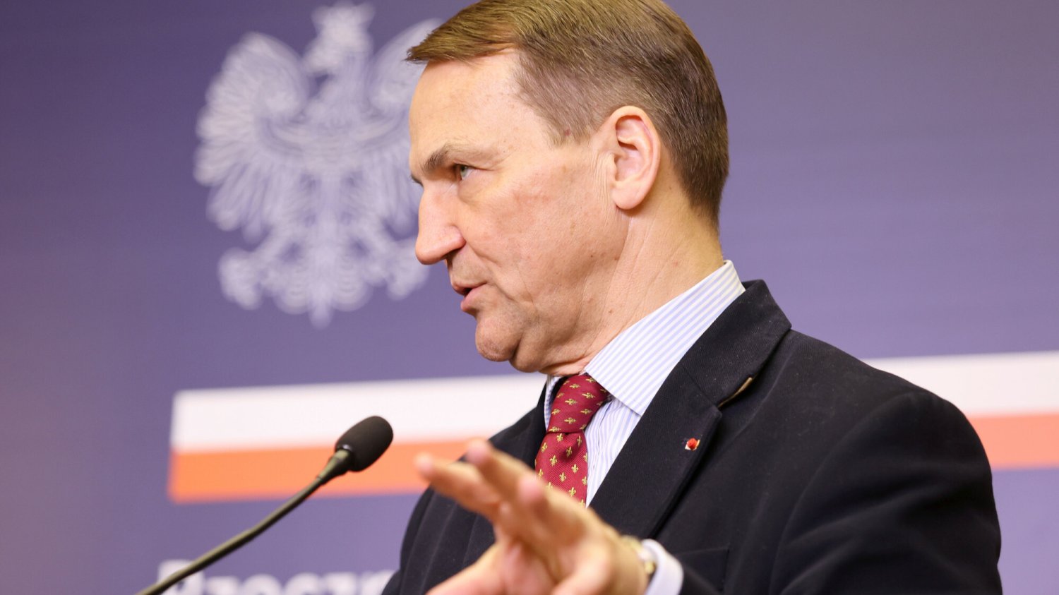 Szef MSZ Radosław Sikorski na konferencji prasowej.