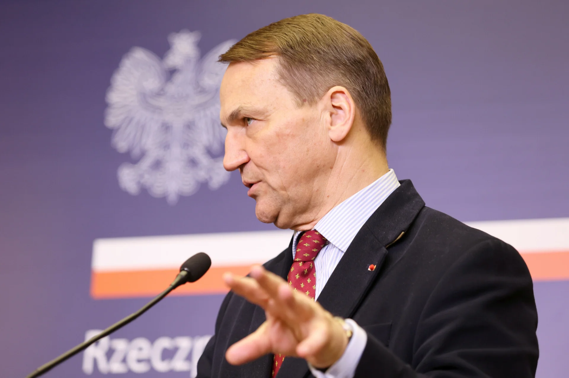 Szef MSZ Radosław Sikorski na konferencji prasowej.