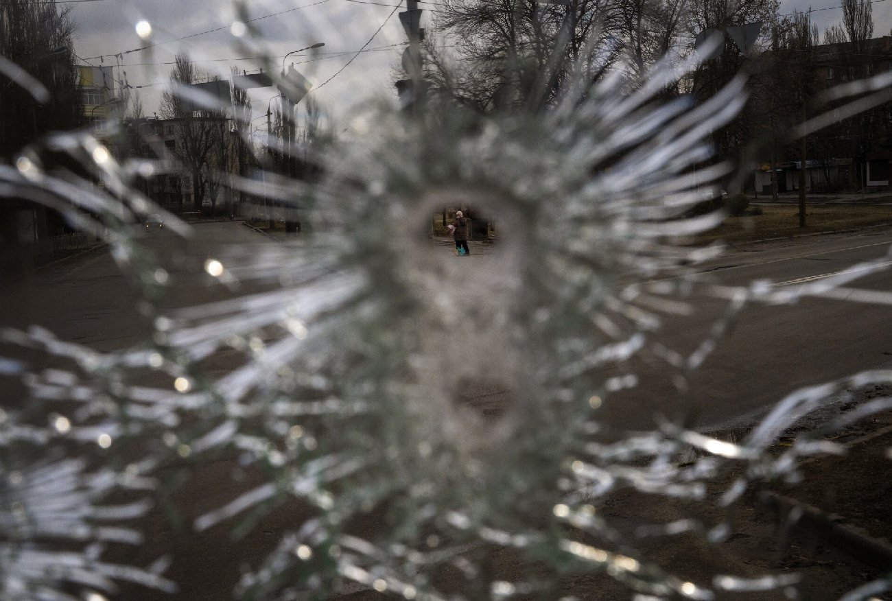 Podjechał i ostrzelał dom rodziny 8-letniego Kamila. Policja pilnie eskortowała Anetę i Wojtka J.