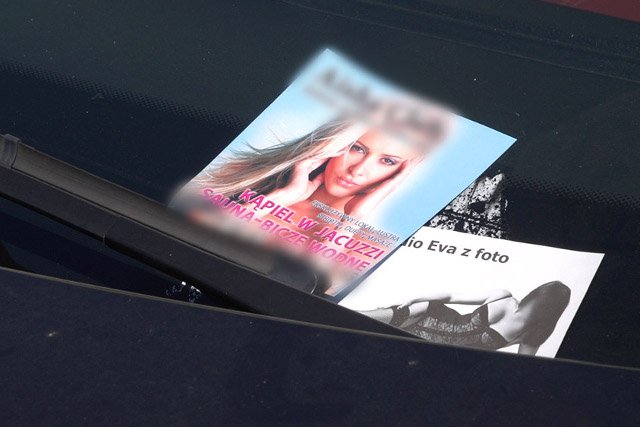 Ulotki za wycieraczkami to prawdziwa plaga w centrum Warszawy. Problem mają kierowcy, a nie ci, co je roznoszą.