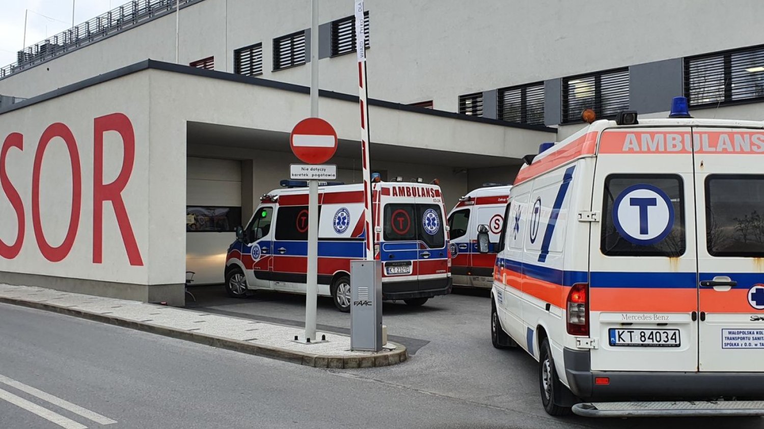 Nowe informacje po ataku nożownika w szpitalu w Krakowie. Zaatakowany lekarz nie żyje