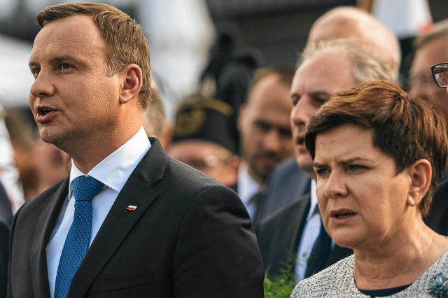 Beata Szydło i Andrzej Duda przed historyczną bramą Stoczni Gdańskiej.