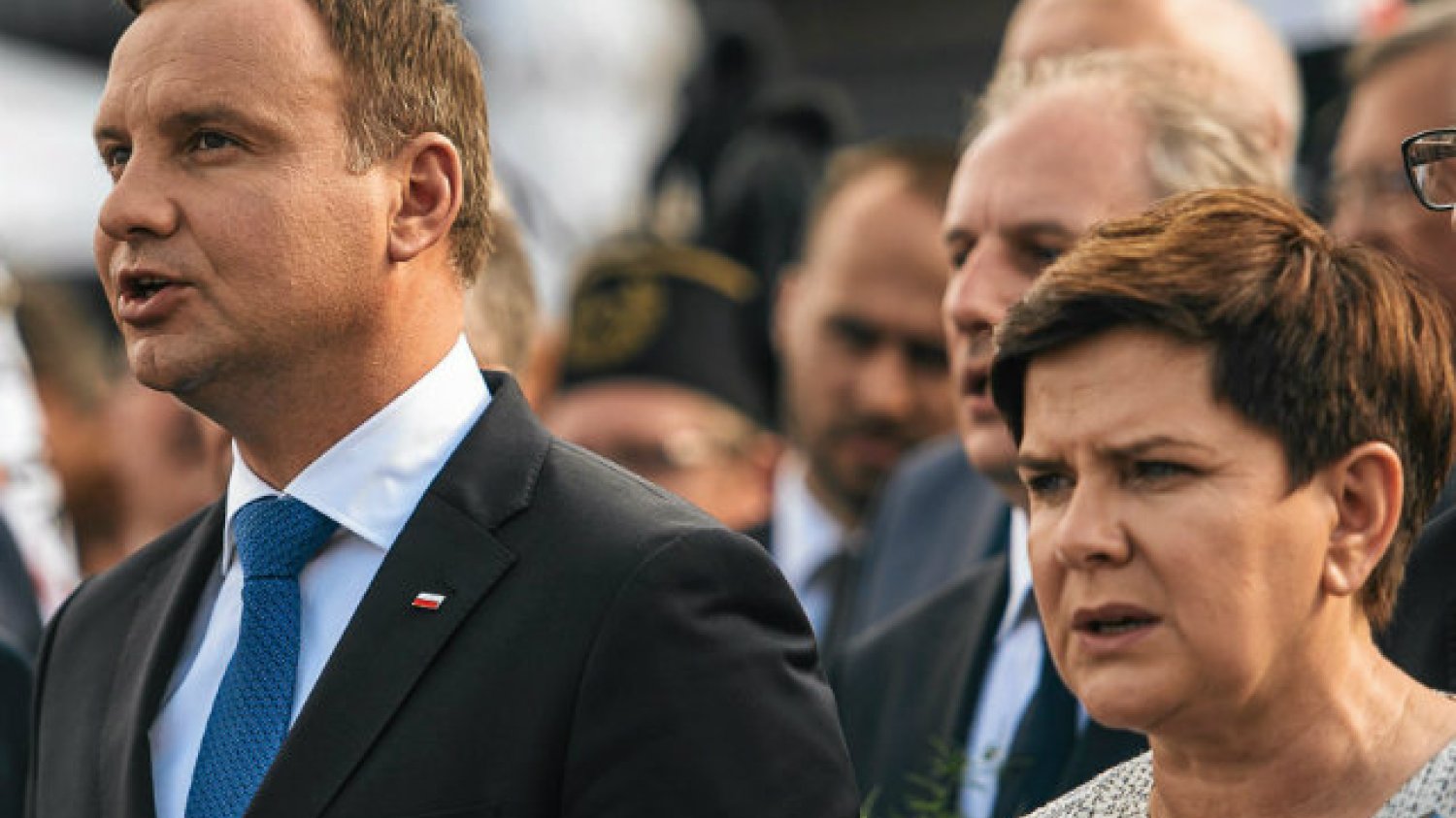 Beata Szydło i Andrzej Duda przed historyczną bramą Stoczni Gdańskiej.