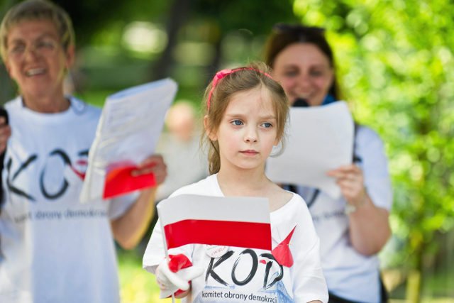 Ochroniarze przed amfiteatrem w Opolu zabierają wchodzącym polskie flagi.