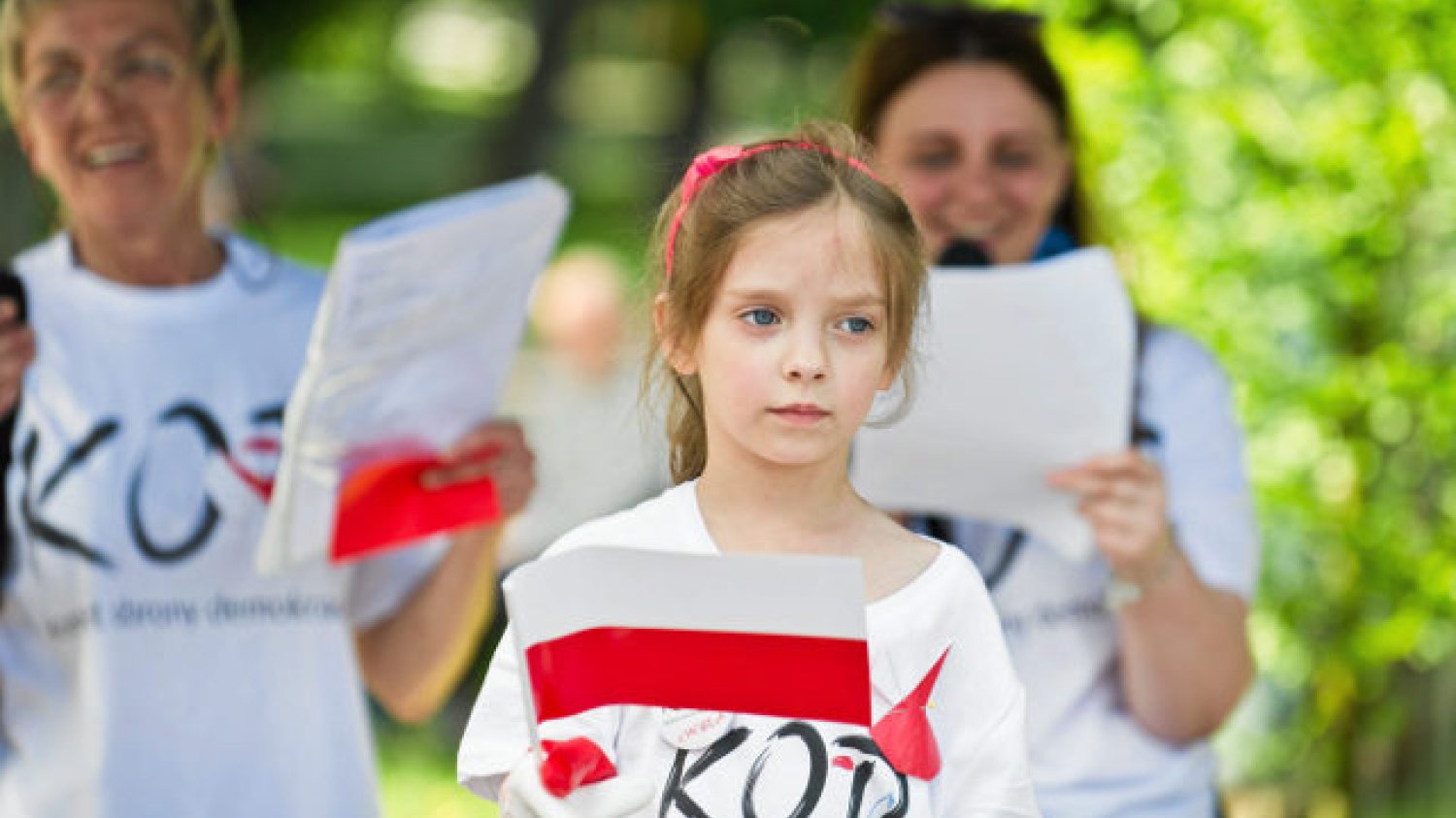 Ochroniarze przed amfiteatrem w Opolu zabierają wchodzącym polskie flagi.