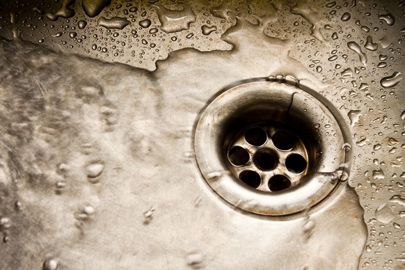 Polacy wciąż nie nauczyli się oszczędzać wody we własnych domach.