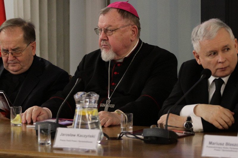 Dyrektor Radia Maryja Tadeusz Rydzyk , bp Antoni Dydycz i prezes PiS Jarosław Kaczyński podczas konferencji w Sejmie