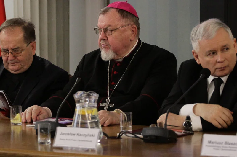 Dyrektor  Radia Maryja Tadeusz Rydzyk , bp Antoni Dydycz  i  prezes PiS Jarosław Kaczyński podczas konferencji w Sejmie