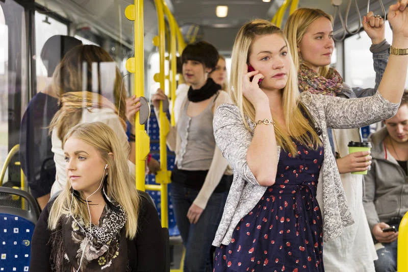 Podróż autobusem wiąże się z bliskim kontaktem z zapachem drugiego człowieka. Czasami ten zapach powala, niekoniecznie z zachwytu