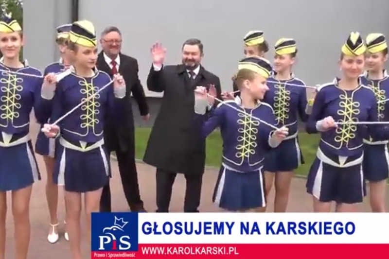 Karol Karski z PiS walczy o głosy piosenką wyborczą.