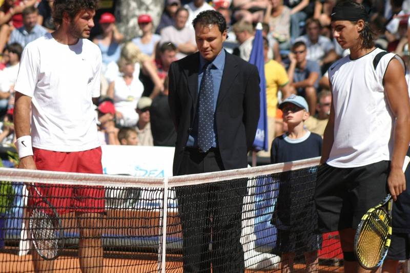 Rafael Nadal, gdy jeszcze nie zdobywał kolejnych tytułów, występował w mniej prestiżowych turniejach. To zdjęcie pochodzi z Sopotu z 2004 roku