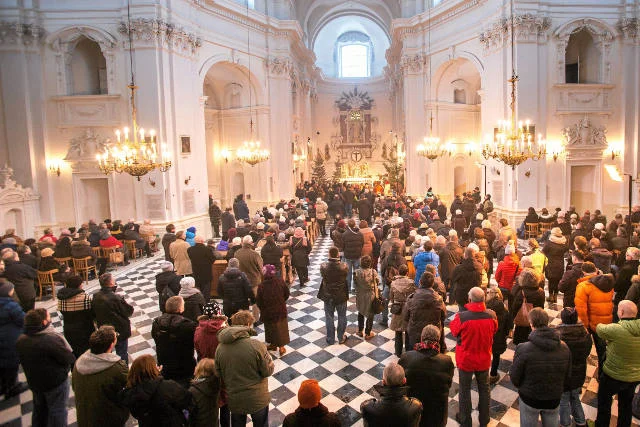 Mężczyzna, który zakłócał mszę świętą, usłyszał zarzut złośliwego przeszkadzania w publicznym wykonywaniu aktu religijnego.