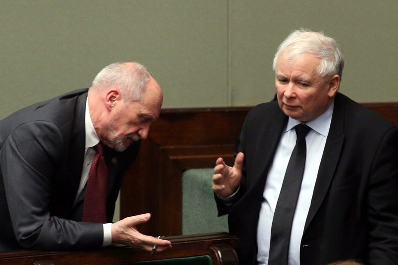 Gdyby także posłowie musieli przechodzić w stan spoczynku po 65. urodzinach, w Sejmie nie byłoby miejsca m.in. dla prezesa PiS Jarosława Kaczyńskiego i wiceprezesa tej partii Antoniego Macierewicza.