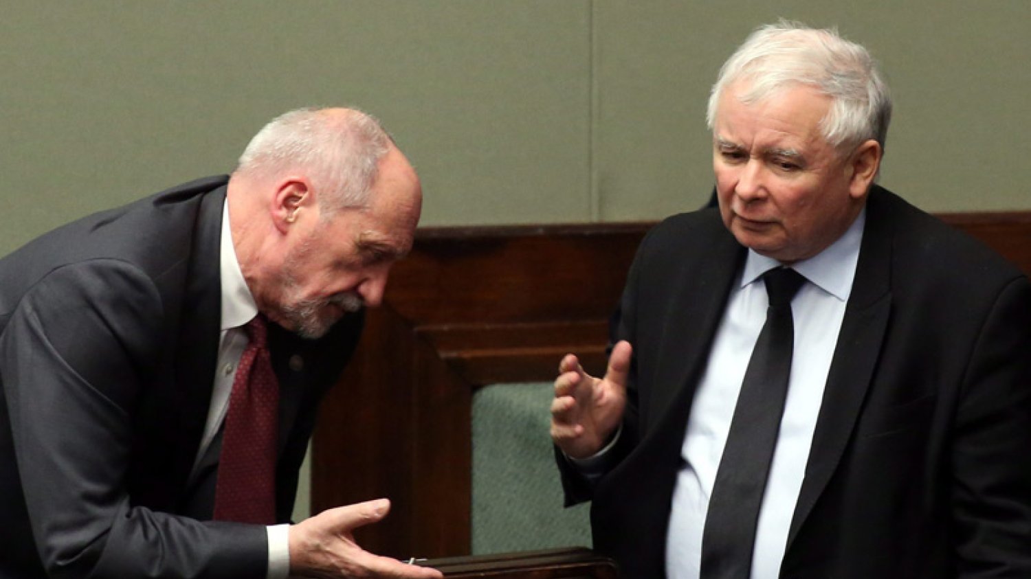 Gdyby także posłowie musieli przechodzić w stan spoczynku po 65. urodzinach, w Sejmie nie byłoby miejsca m.in. dla prezesa PiS Jarosława Kaczyńskiego i wiceprezesa tej partii Antoniego Macierewicza.