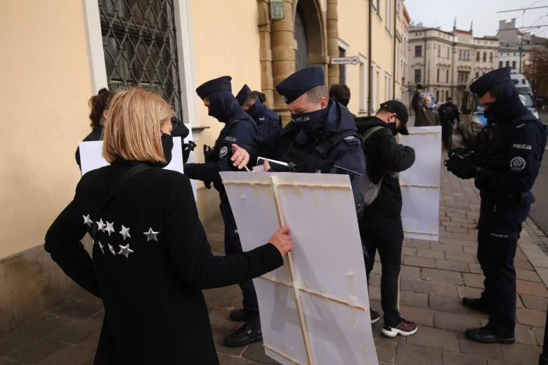Dom Szatana – protest w Krakowie po zakazie aborcji embriopatologicznej. Napis o takiej treści "ozdobił" okno papieskie. Protestujących spisała policja. Dom Szatana – protest w Krakowie po zakazie aborcji embriopatologicznej. Napis o takiej treści "ozdobił" okno papieskie. Protestujących spisała policja.