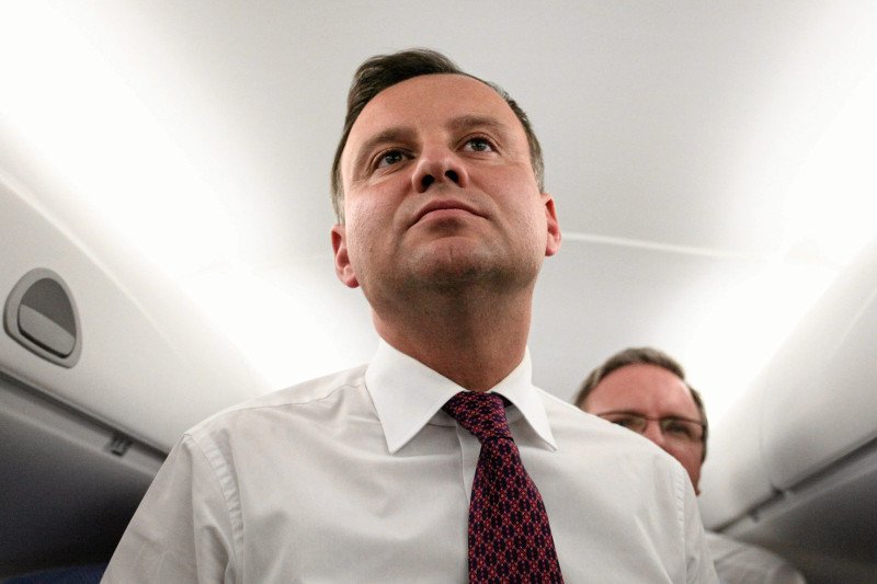 Prezydent apeluje, by policja walczyła o zaufanie. Były policjant: "Statystyki są nadmuchane"