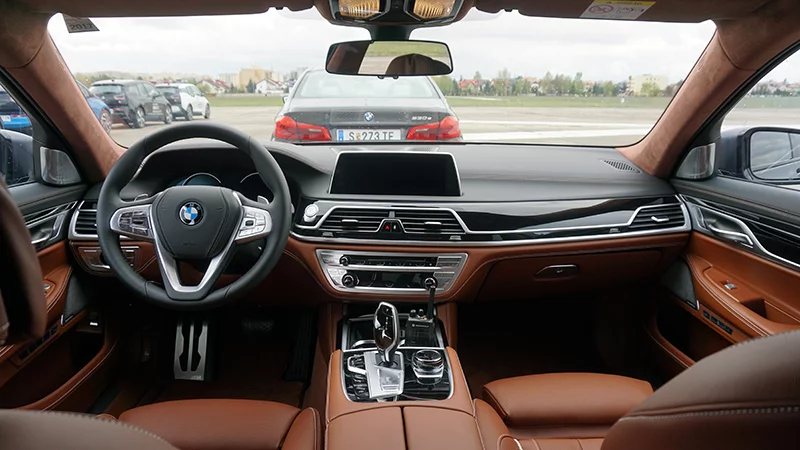 Wnętrze hybrydowego BMW serii 7.