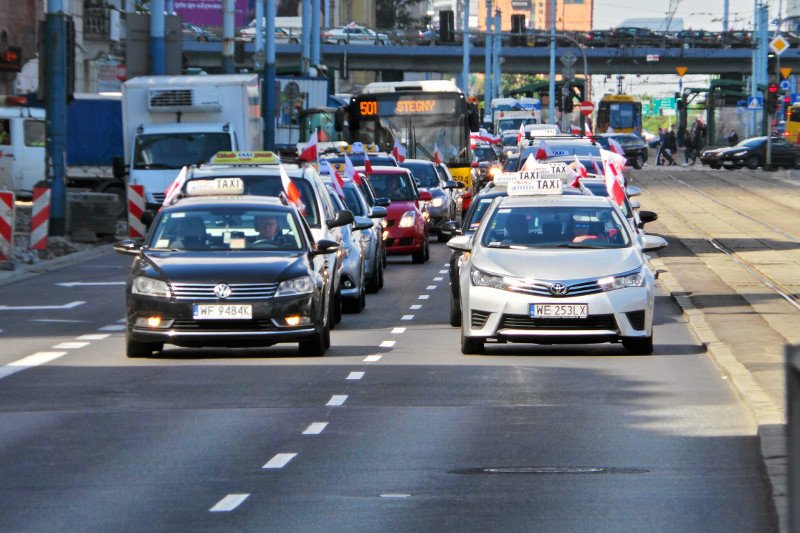 Mają przychód nawet 12 tys. zł, a narzekają, bo... już tak mają. Taksówkarz bez "cierpienia" nie wytrzyma