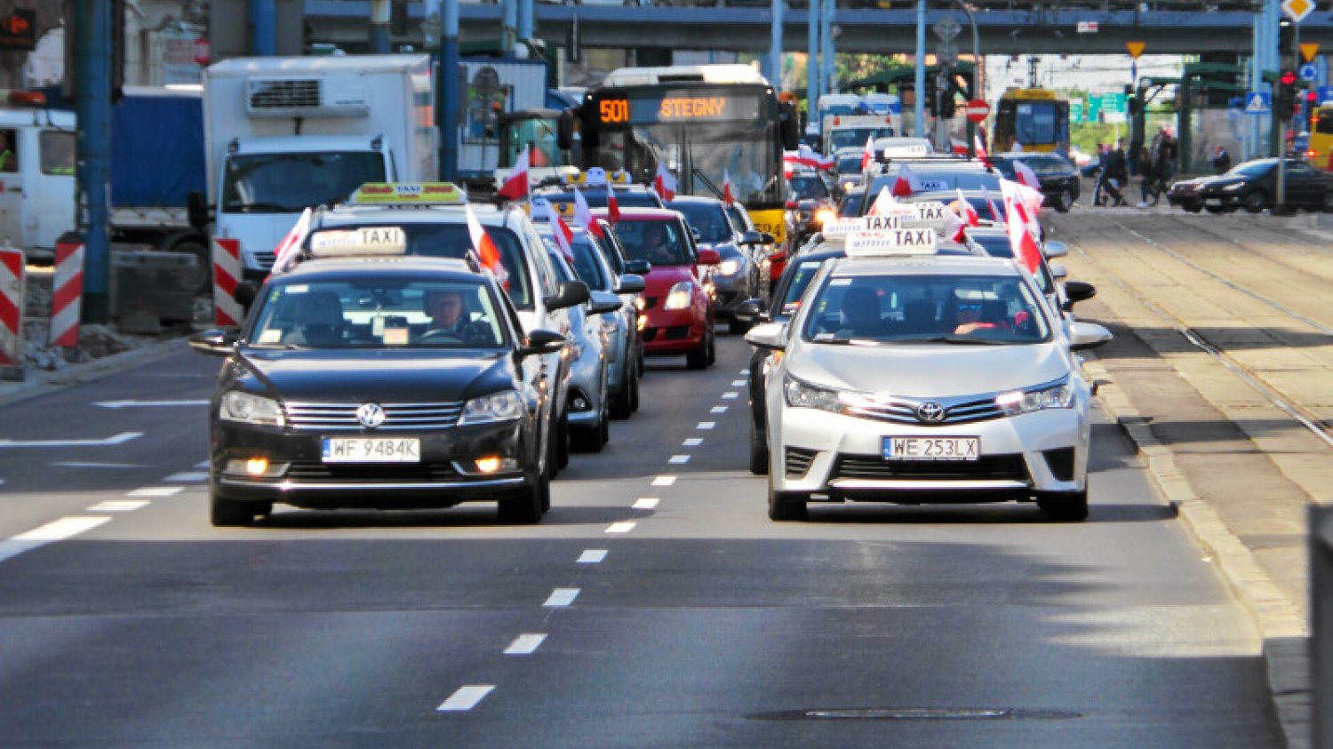 Mają przychód nawet 12 tys. zł, a narzekają, bo... już tak mają. Taksówkarz bez "cierpienia" nie wytrzyma