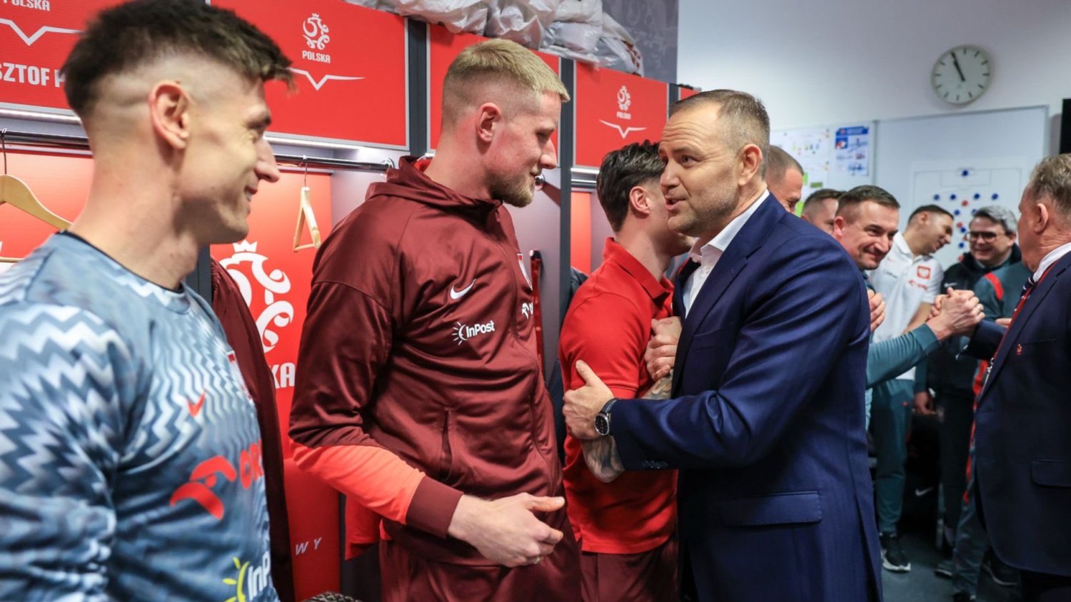 Karol Nawrocki w swoim żywiole. Po meczu od razu wparował do szatni Polaków
